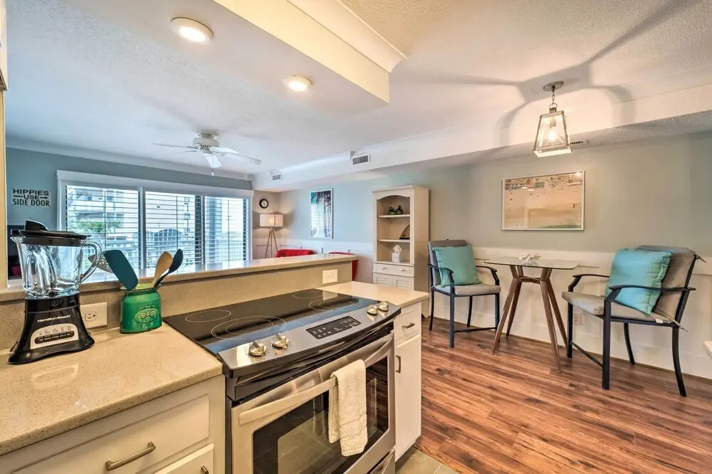 Bright Carolina Beach Condo - Walk to Shore!