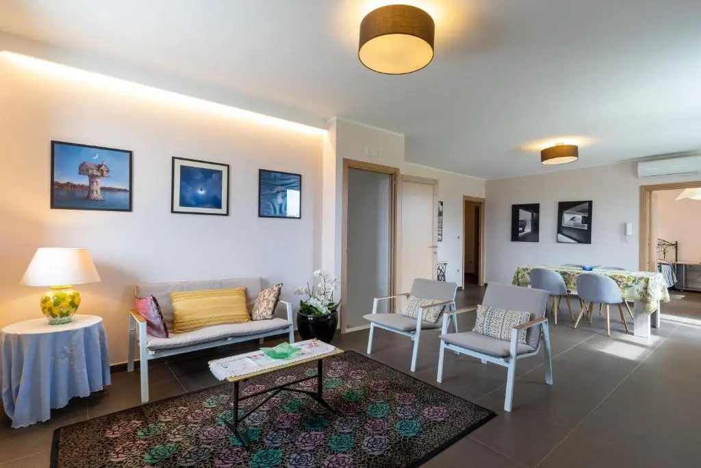 Intera villa ad uso esclusivo con 2 bagni 4 camere da letto,garage,giardino,area fitness,lavatrice,wifi
