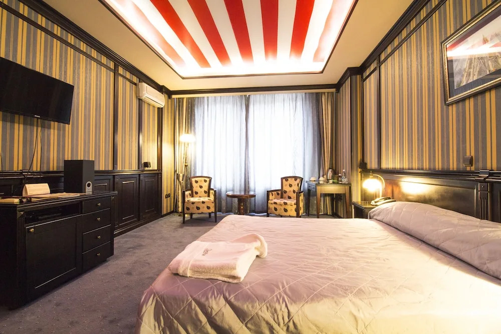 Attache Hotel