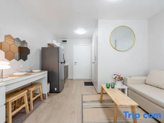 Cozy Studio Pool View at Elio Sukhumvit 64