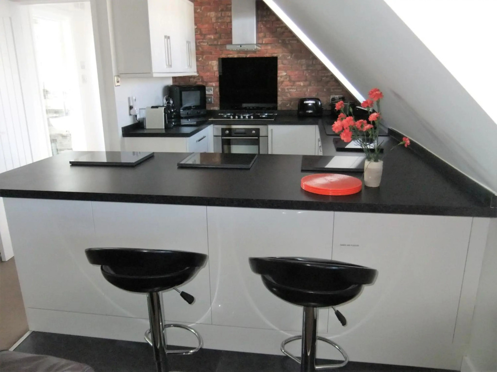THE HIDEAWAY - LUXURY SELF CATERING COASTAL APARTMENT WITH PRIVATE ENTRANCE - JUST A FEW MINUTES WALK TO THE BEACH with FREE PRIVATE OFF ROAD PARKING