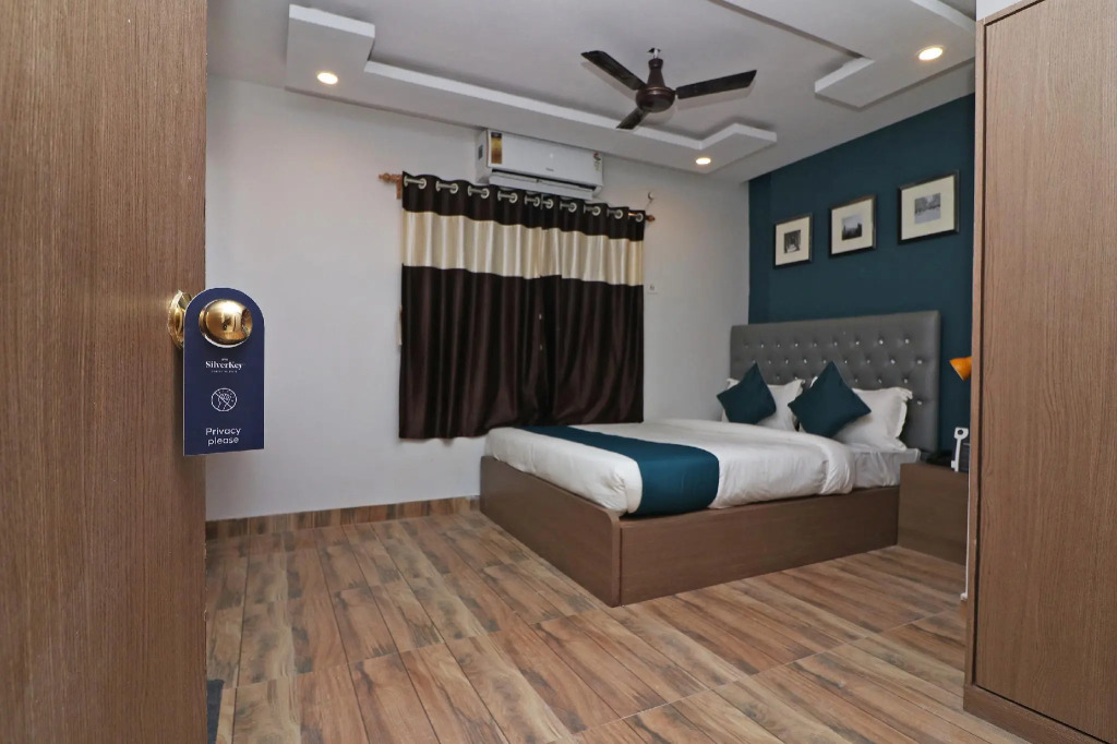 SilverKey Executive Stays 76470 Royal Crown Airport