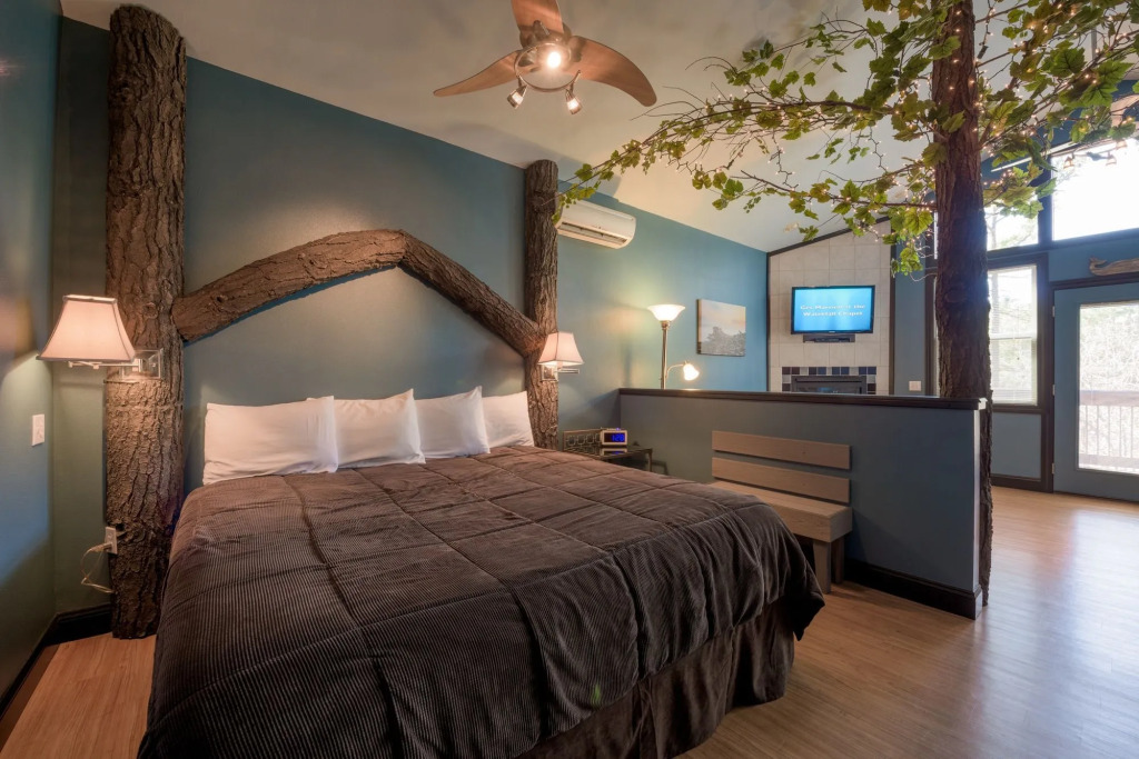 Eureka Springs Treehouses, Hobbit Caves & Castles