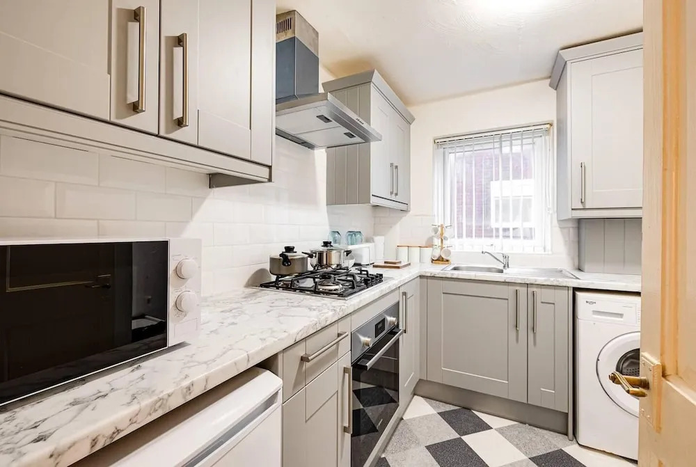 Lovely 2 Bedroom Apartment With Fireplace