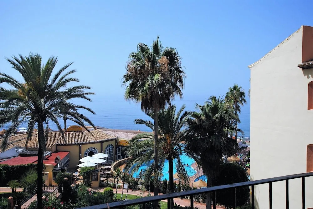 Doña Lola Claudia Beachfront Apartment CS197