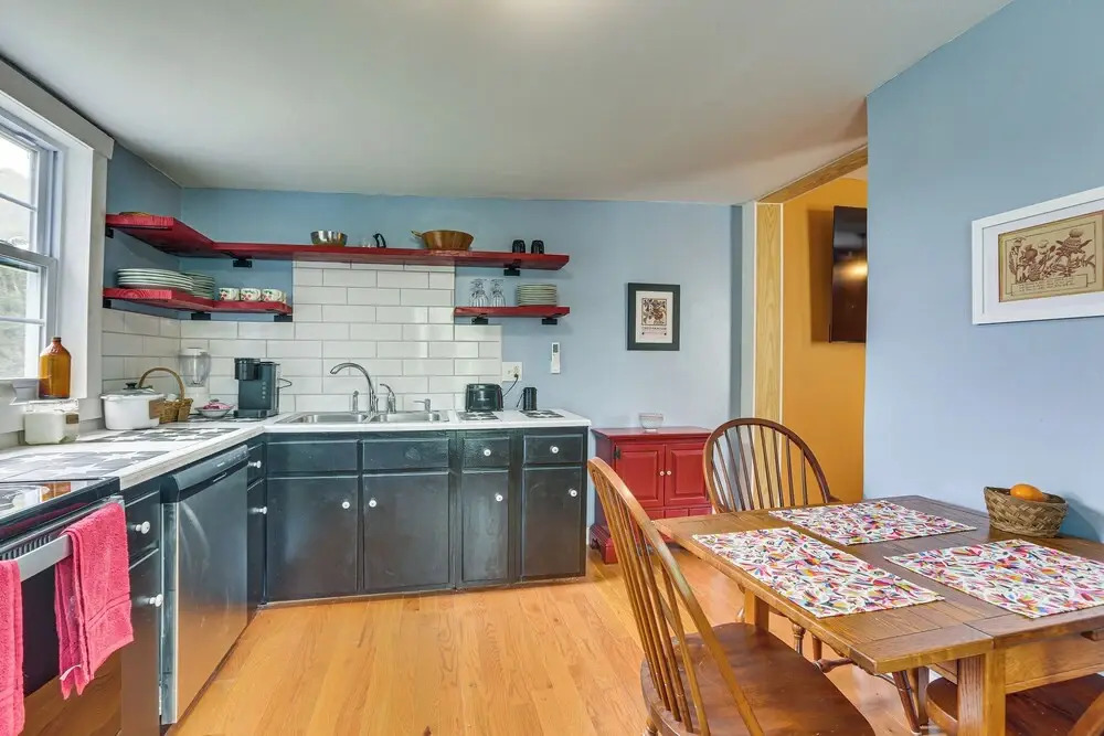 Farmhouse on 1 Acre Near Historic Dtwn Danville
