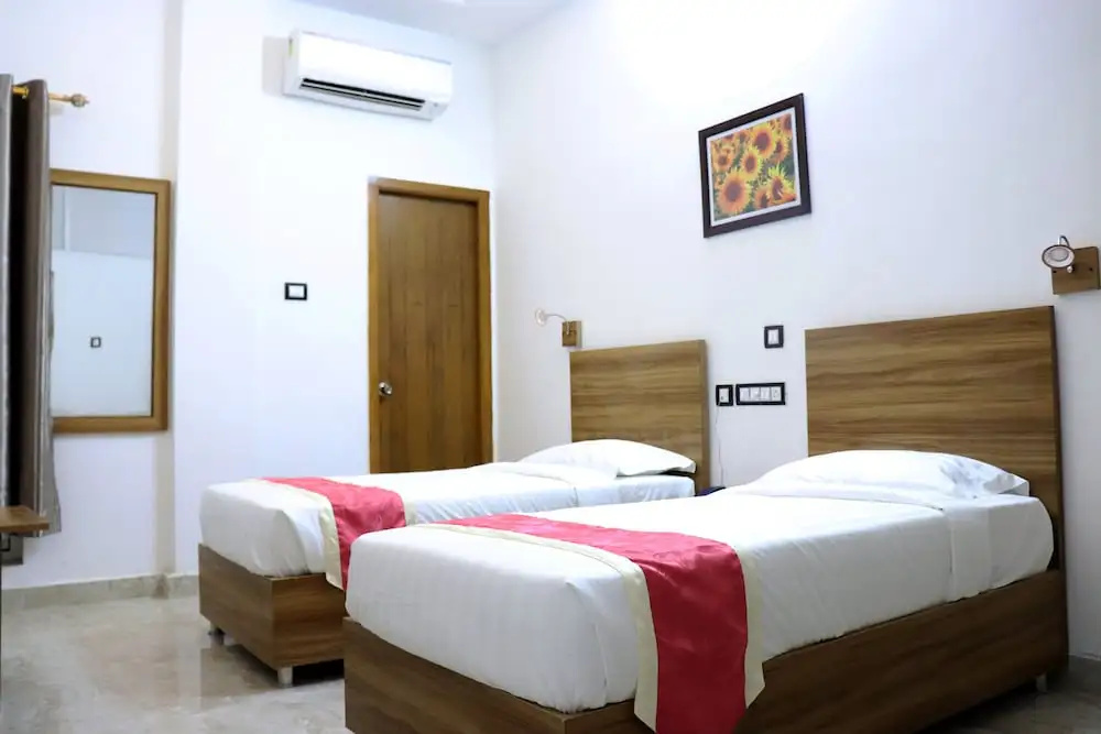 Gulnaar Inn Near US Counsulate Sankar nethralaya Apollo Hospital