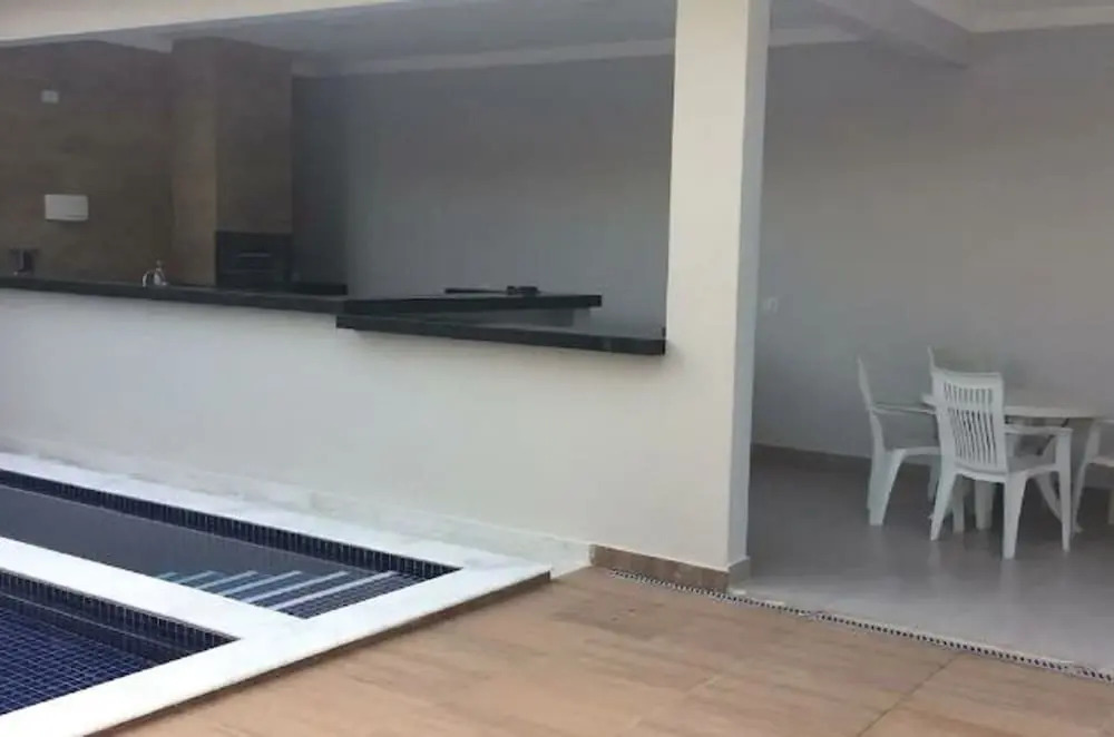 Casa com piscina em Caraguatatuba