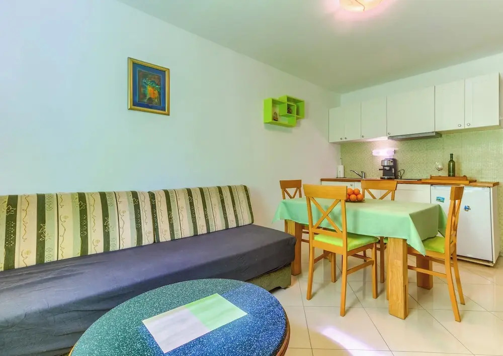 Apartments Filipovic with garden