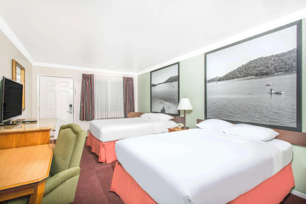 Upper Lake Inn & Suites