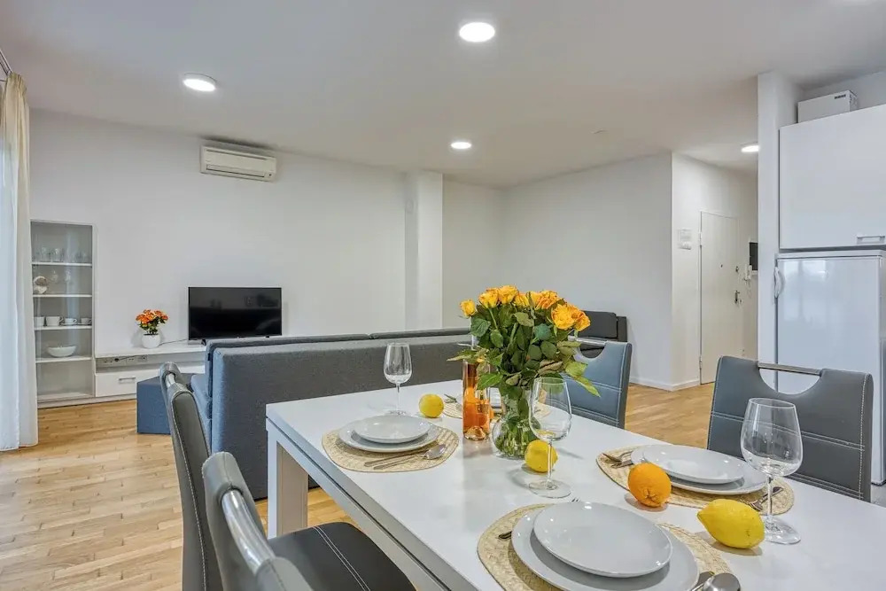 Cikat Bay Modern Apartment