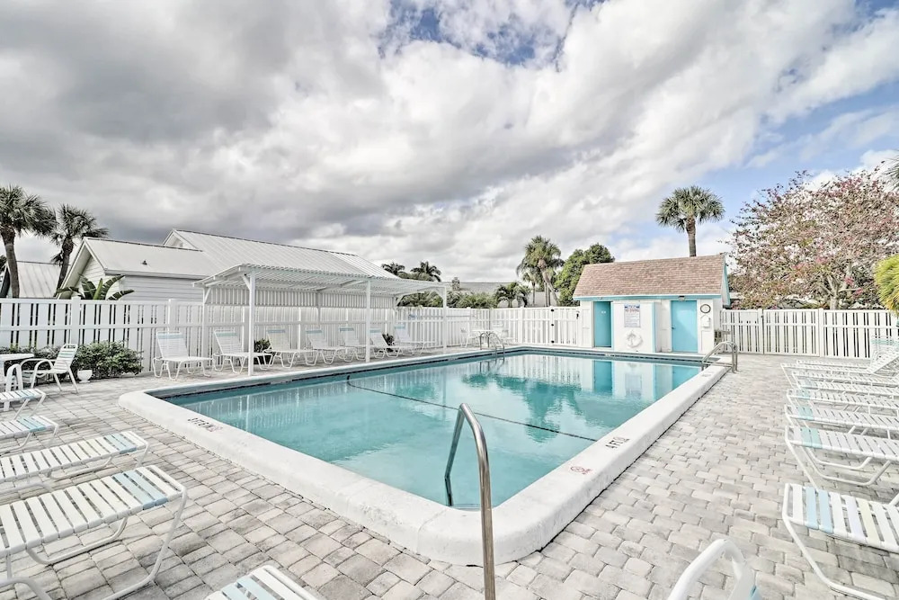 < 1 Mi to Jensen Beach: Home w/ Community Perks!