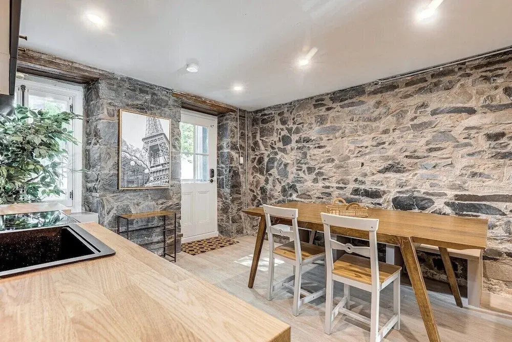 Beautiful Vieux Quebec 2 Bed Apt