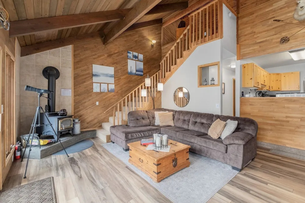 Alpine Lake Escape On Fish Lake 3 Bedroom Home by NW Comfy Cabins by RedAwning