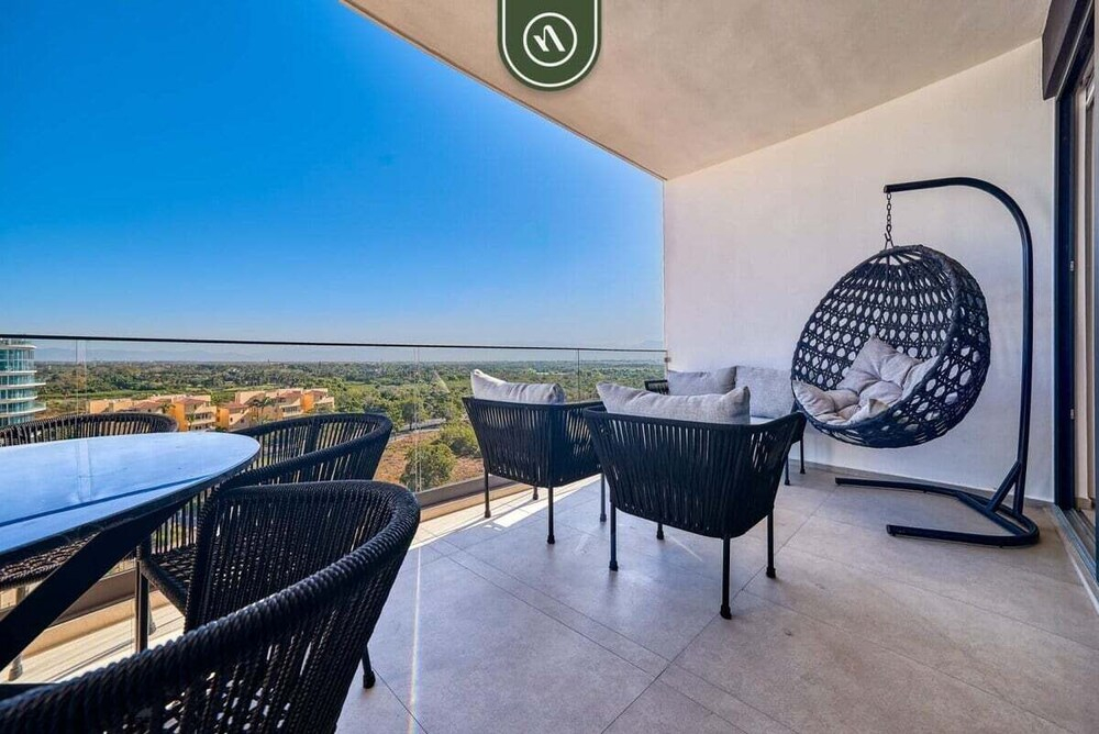 Oceanfront 2BR Condo -private Balcony - Beach