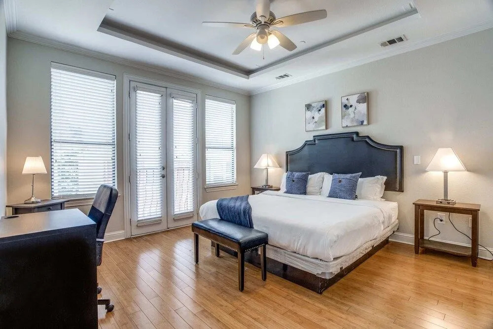 Stunning Oak Lawn Townhouse Close to everything