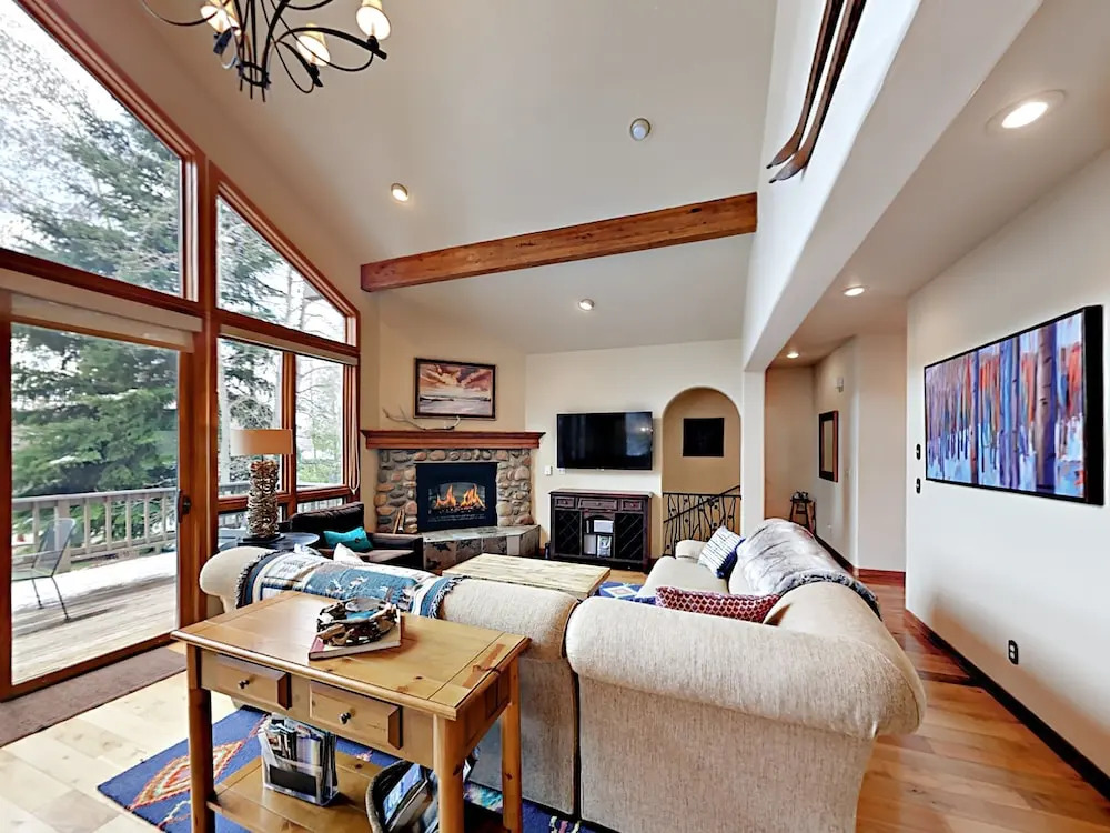 Window-lined  With Hot Tub 4 Bedroom Home