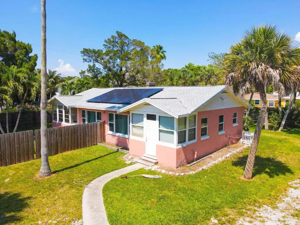 Sky Spacious Bungalow walking distance from beach! Name Sky Side A