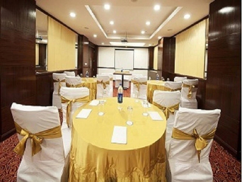 Park Square Hotel And Banquet