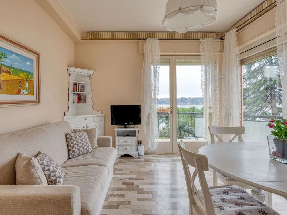 Snug Holiday Home in Salò With Balcony