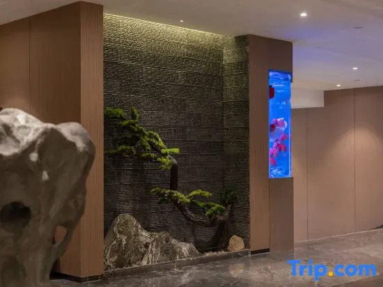 World Hotel (Jinan Jing Shi East Road Rong Chuang Cultural and Tourism City)