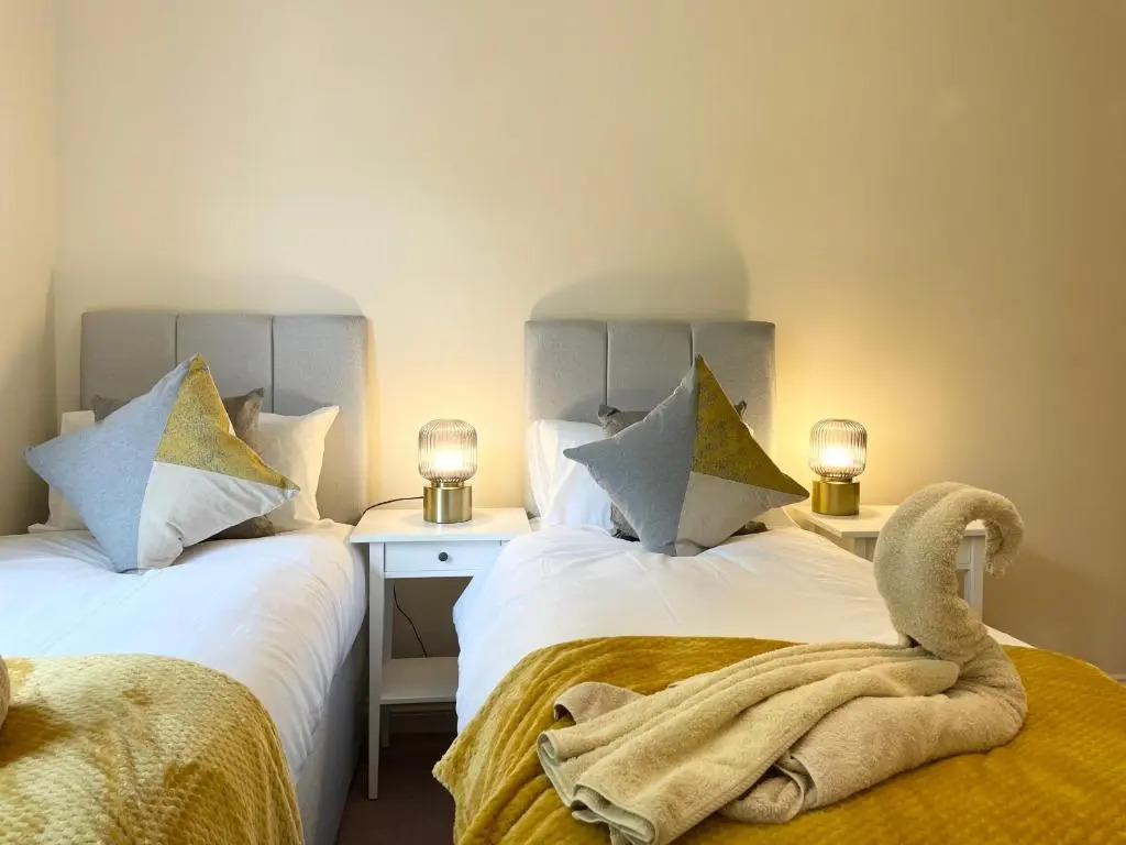 BEST PRICE - AMAZING 2 Bed 2 Bath - 4 Singles or Super King beds, 10 min walk to city centre, Smart Tv, Ensuite, Balcony, FREE PARKING