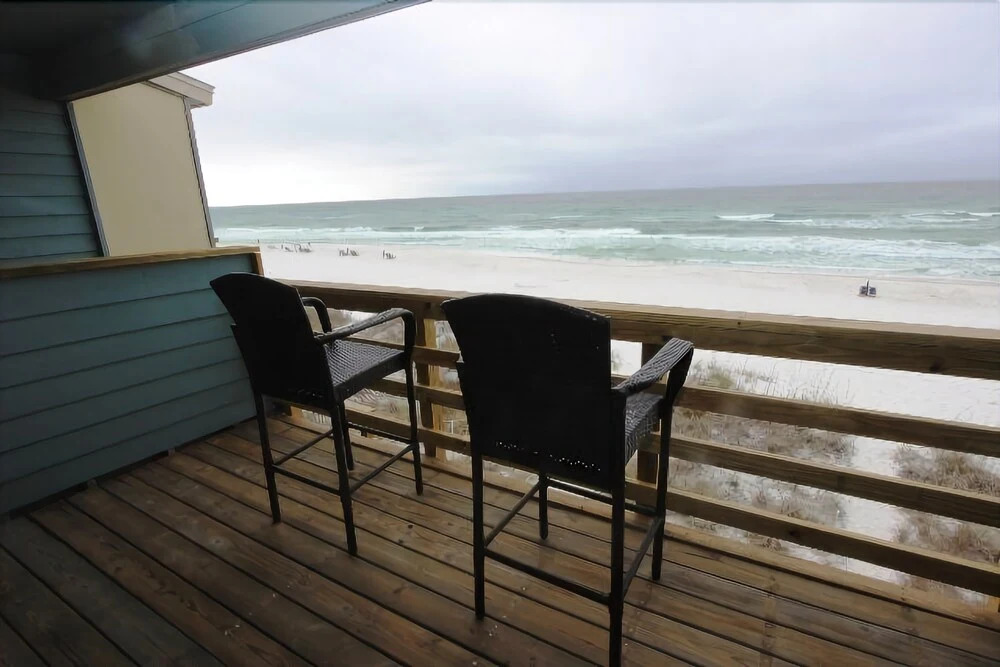 Seawinds 2 - 4 Br cabin by RedAwning