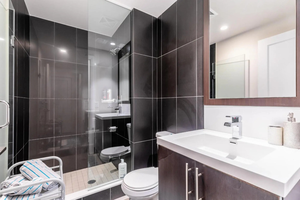 2 Bedroom  2 Bathroom Family Unit. FREE PARKING