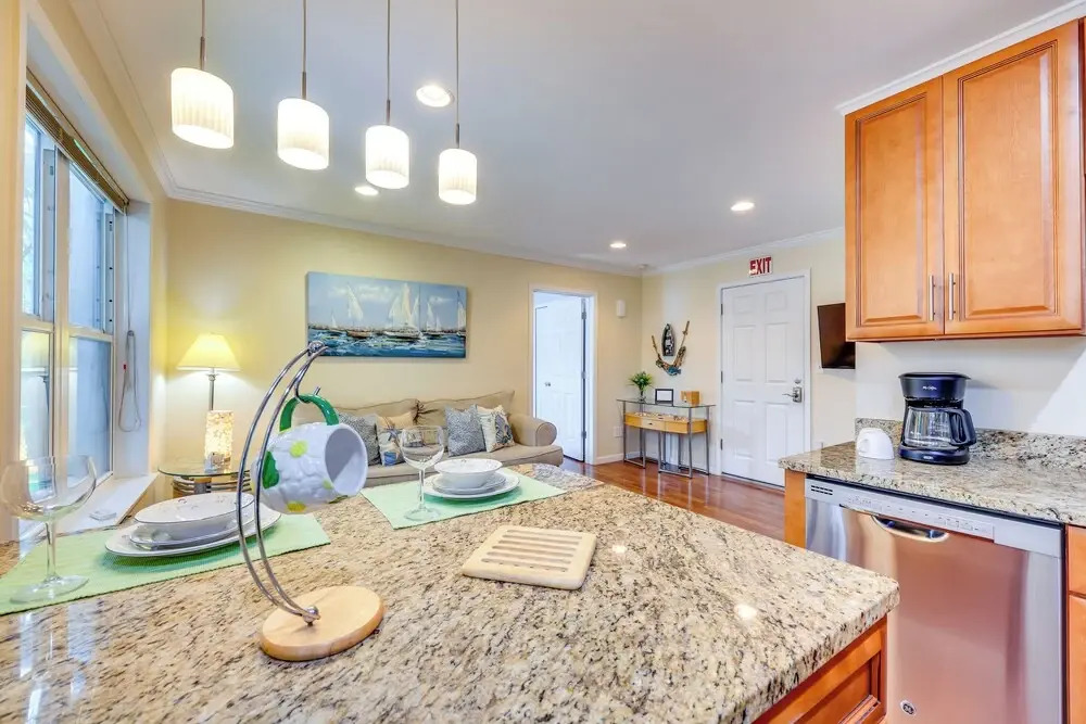 Pet-friendly Dtwn Stay: Steps to Nights of Lights