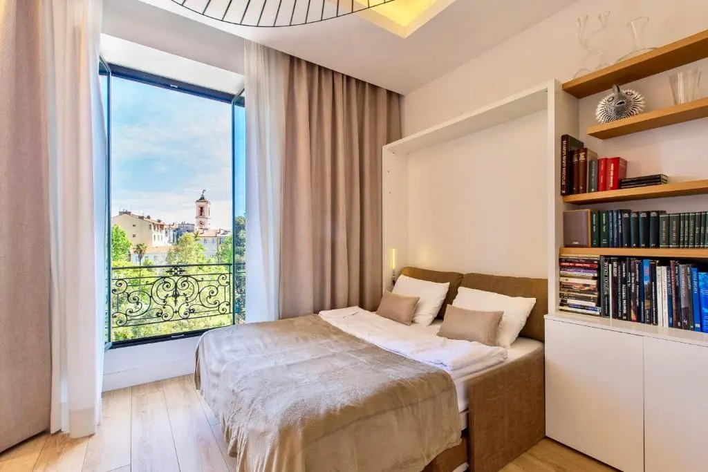 GRAND HÔTEL Golden Square 3 min to Beach Green Corridor View AC