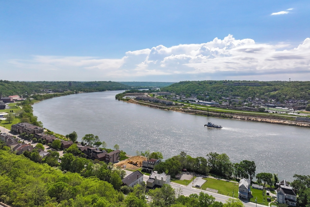 Wooded Apt w/ River Views, 3 Mi to Dtwn Cincinnati