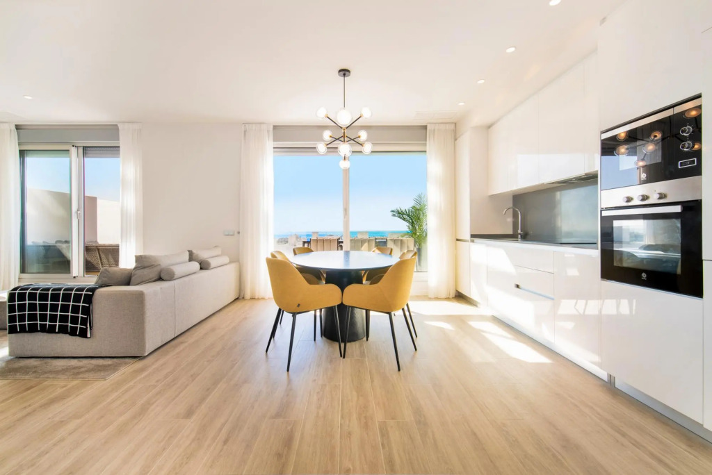 LM352B- Spacious family penthouse with sea view