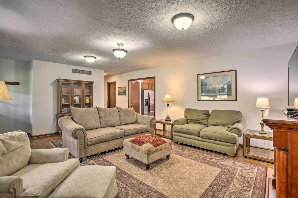 Quiet Home w/ Fire Pit - 1 Mi to Downtown Acworth!
