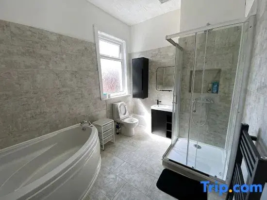Modern room for short stay in Salford, PLAB Samson