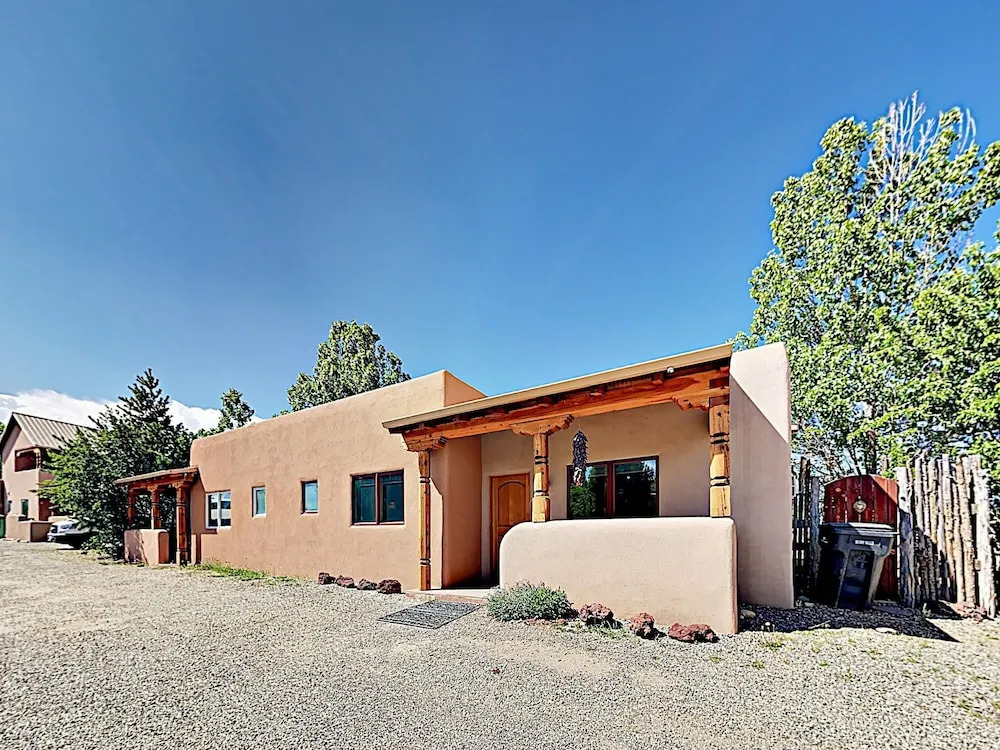 Cozy Oasis Near Plaza W/ Private Backyard & Grill 2 Bedroom Home