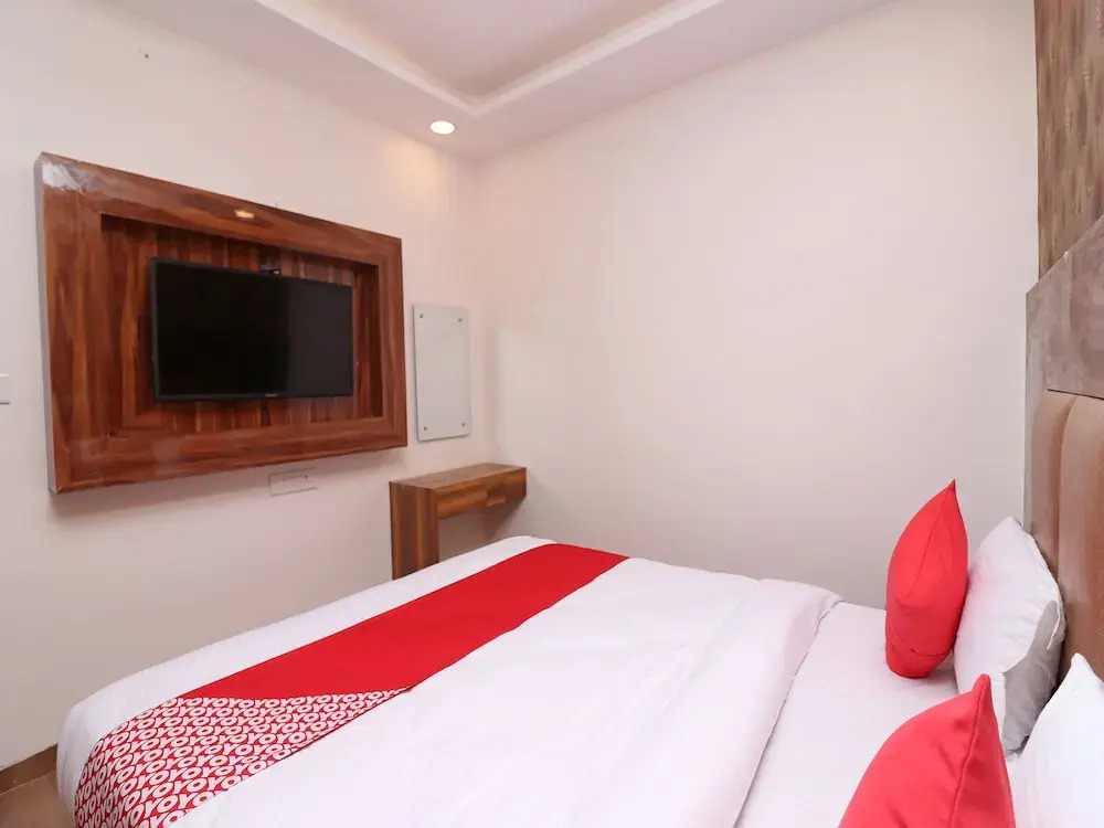 Oyo 27009 Hotel Alovia Delhi