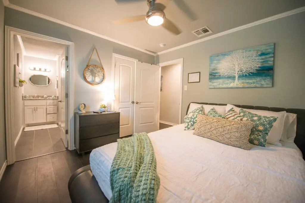 Walk to the Silos! 3 Bed 1960's Bungalow near Baylor
