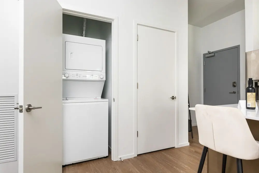 Illume Sleek Central Hideaway Poolside Patio 1 Bedroom Condo
