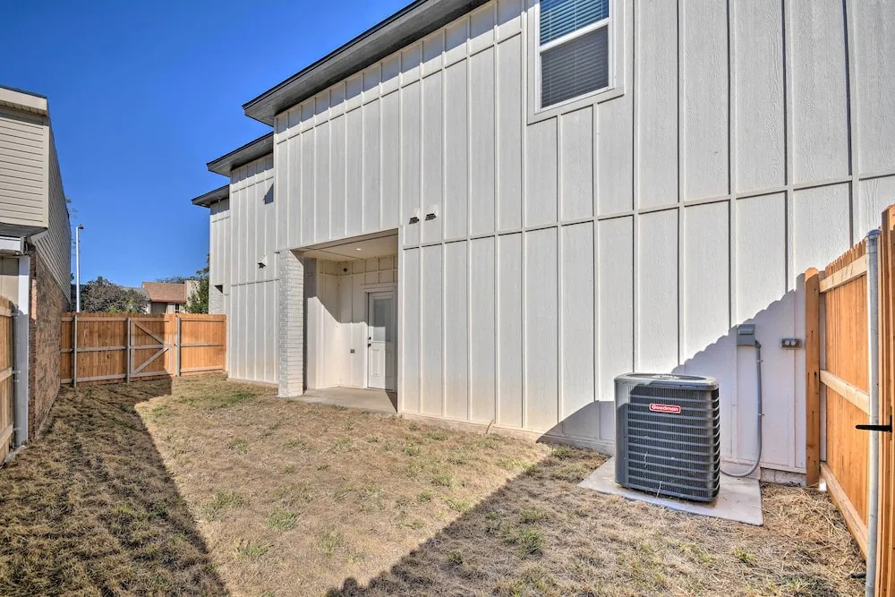 Bright Amarillo Townhome Near Parks & Town!