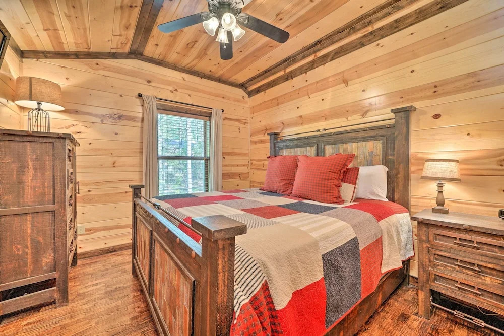 Broken Bow Escape w/ Hot Tub & Basketball Court!