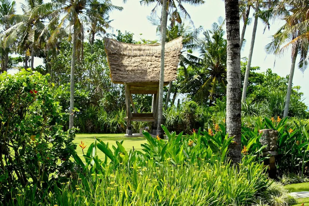 Ombak Luwung Beachfront Estate
