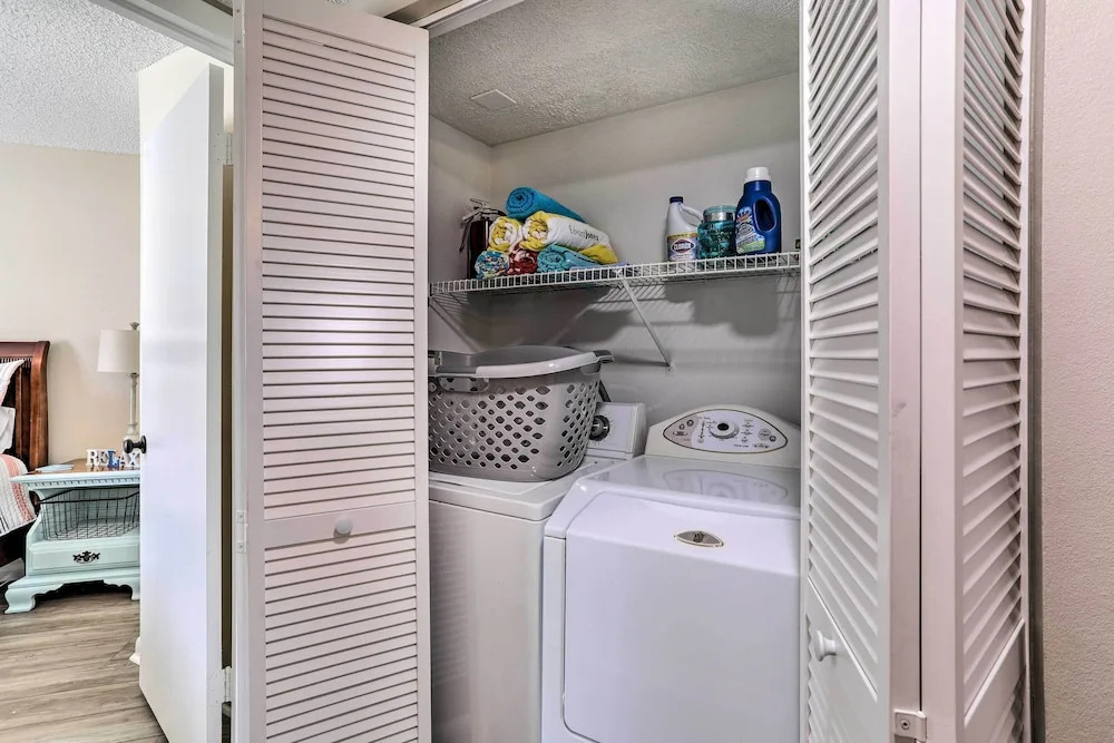Sunlit St Petersburg Condo w/ Community Pool