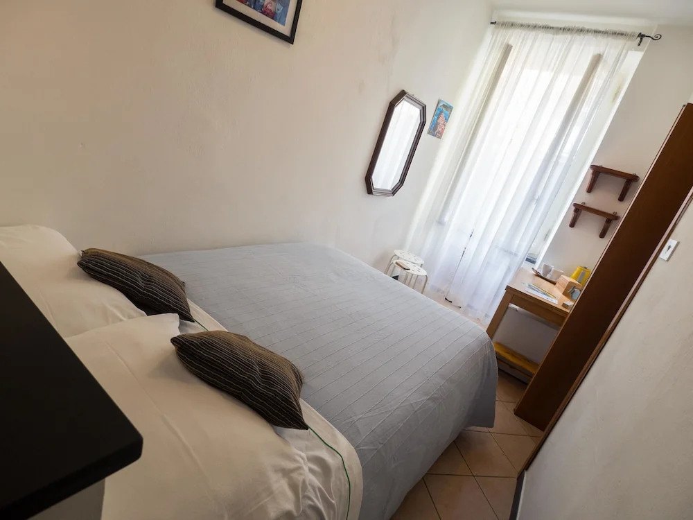 Carmelina Cosy Room