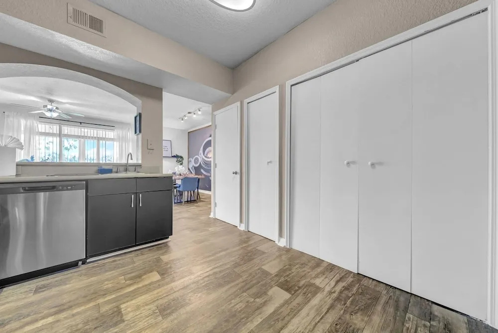 Vibrant 2BR 2BA w King Bed Pool Gym 11