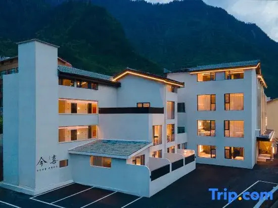 Qinghe Courtyard · Jiuzhaigou | QINGHE Hot Spring - Luxury Private Hot Spring Villa