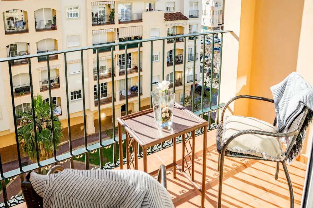 PC-Comfy 2 bedroom apt center Estepona