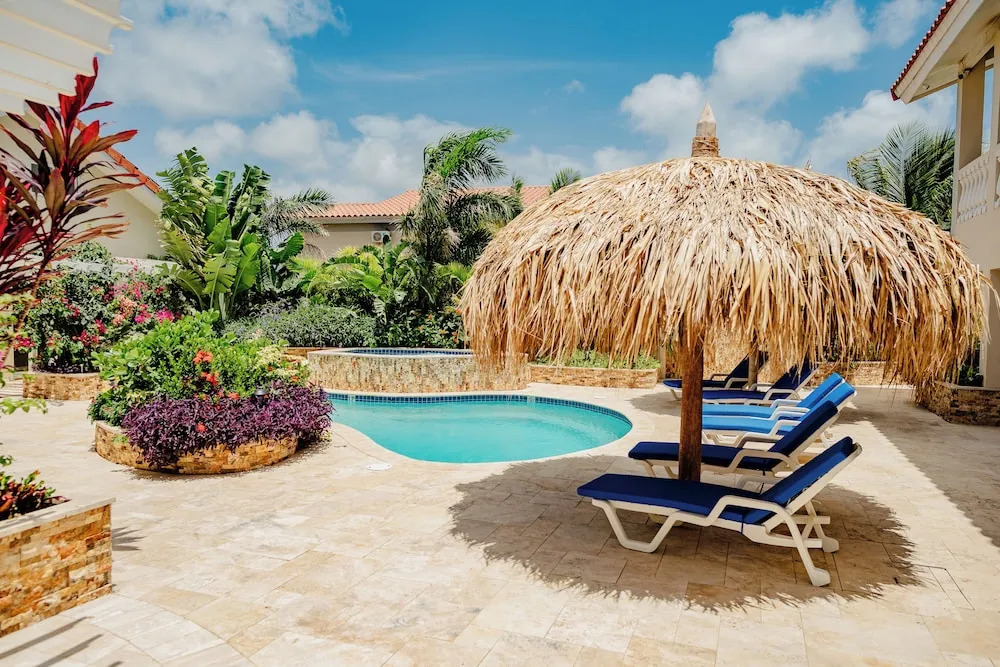 Elegant 2-bedroom Apartment 2 km From Eagle Beach