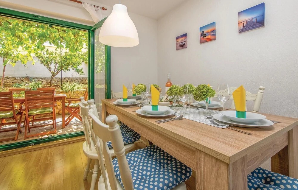 Amazing Apartment in Splitska With 3 Bedrooms and Wifi