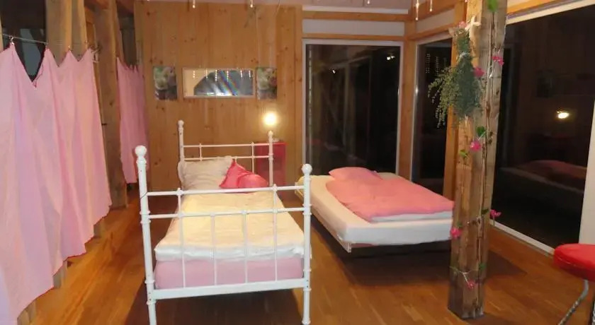 Kleines Haus im Grünen, Zirkuswagen, Hängebett & Zimmerli