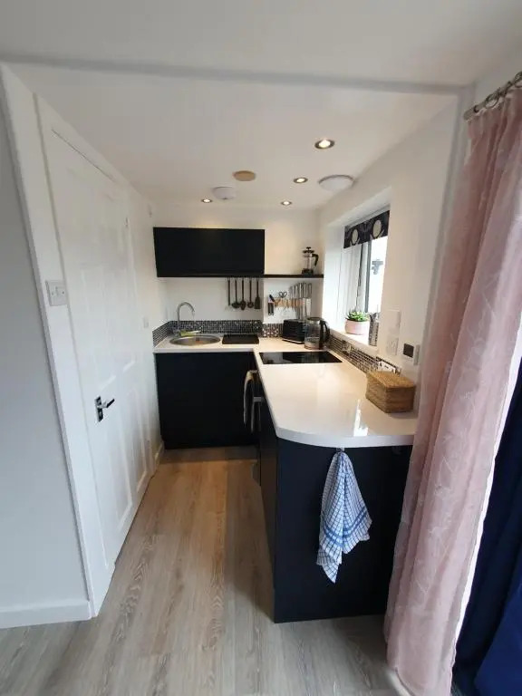 Lovely private studio room with own kitchen and bathroom. Set in the popular area of Shiphay in Torquay and only a short walk from Torbay Hospital